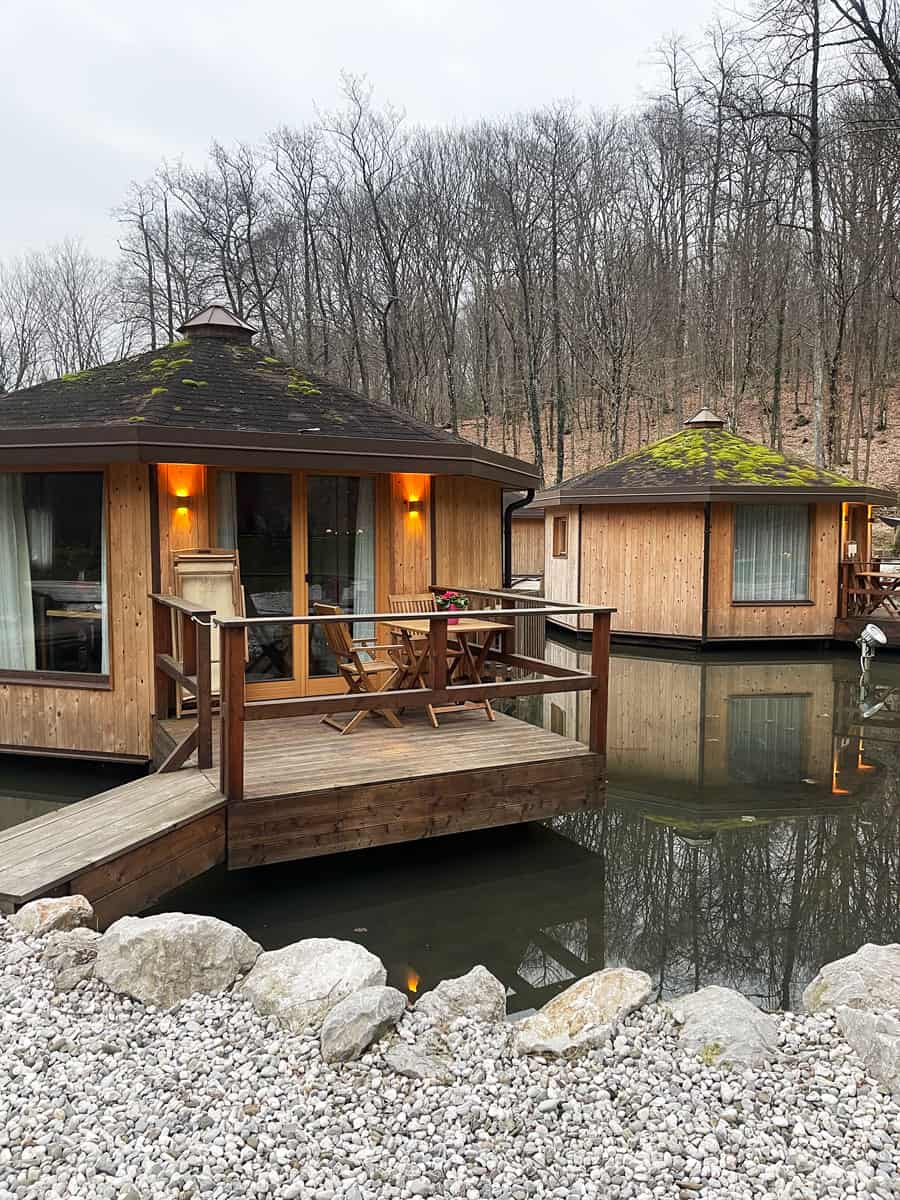 Pikol Lake Village: glamping galleggiante in Slovenia 21 Casetta legno con balcone