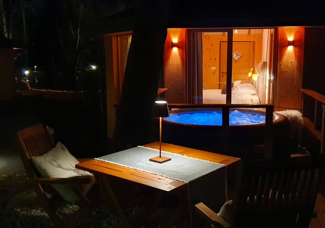 Pikol Lake Village: glamping galleggiante in Slovenia 52 Pikol Lake Village di sera