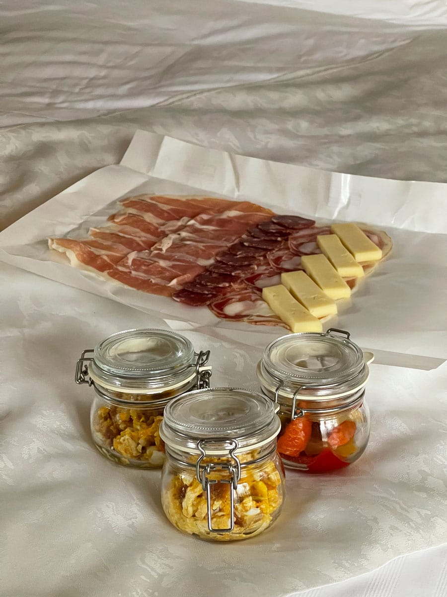 Pikol Lake Village: glamping galleggiante in Slovenia 29 Colazione salata