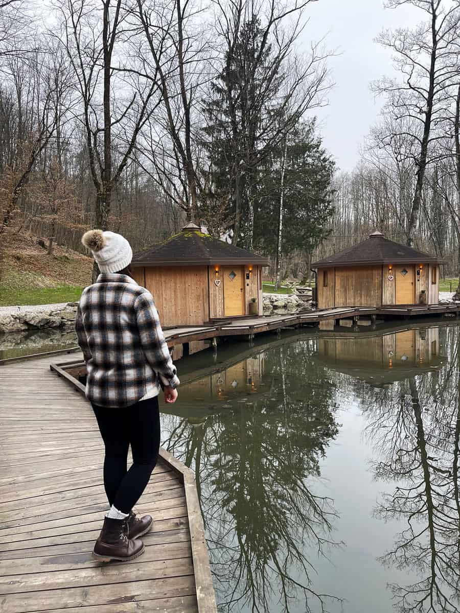 Pikol Lake Village: glamping galleggiante in Slovenia 5 Casette di legno Slovenia