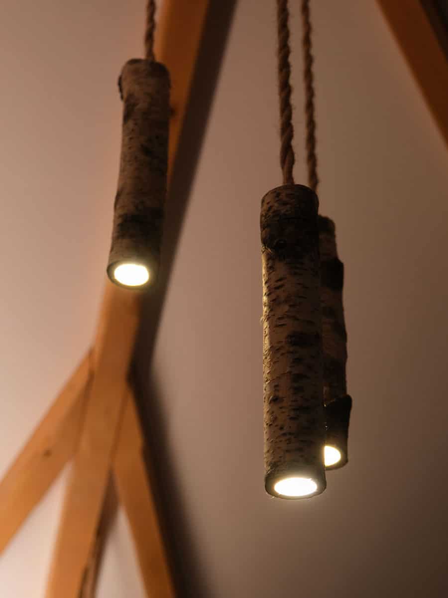 Pikol Lake Village: glamping galleggiante in Slovenia 11 Lampade di legno