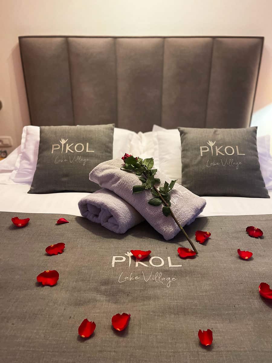 Pikol Lake Village: glamping galleggiante in Slovenia 53 letto con petali di rosa