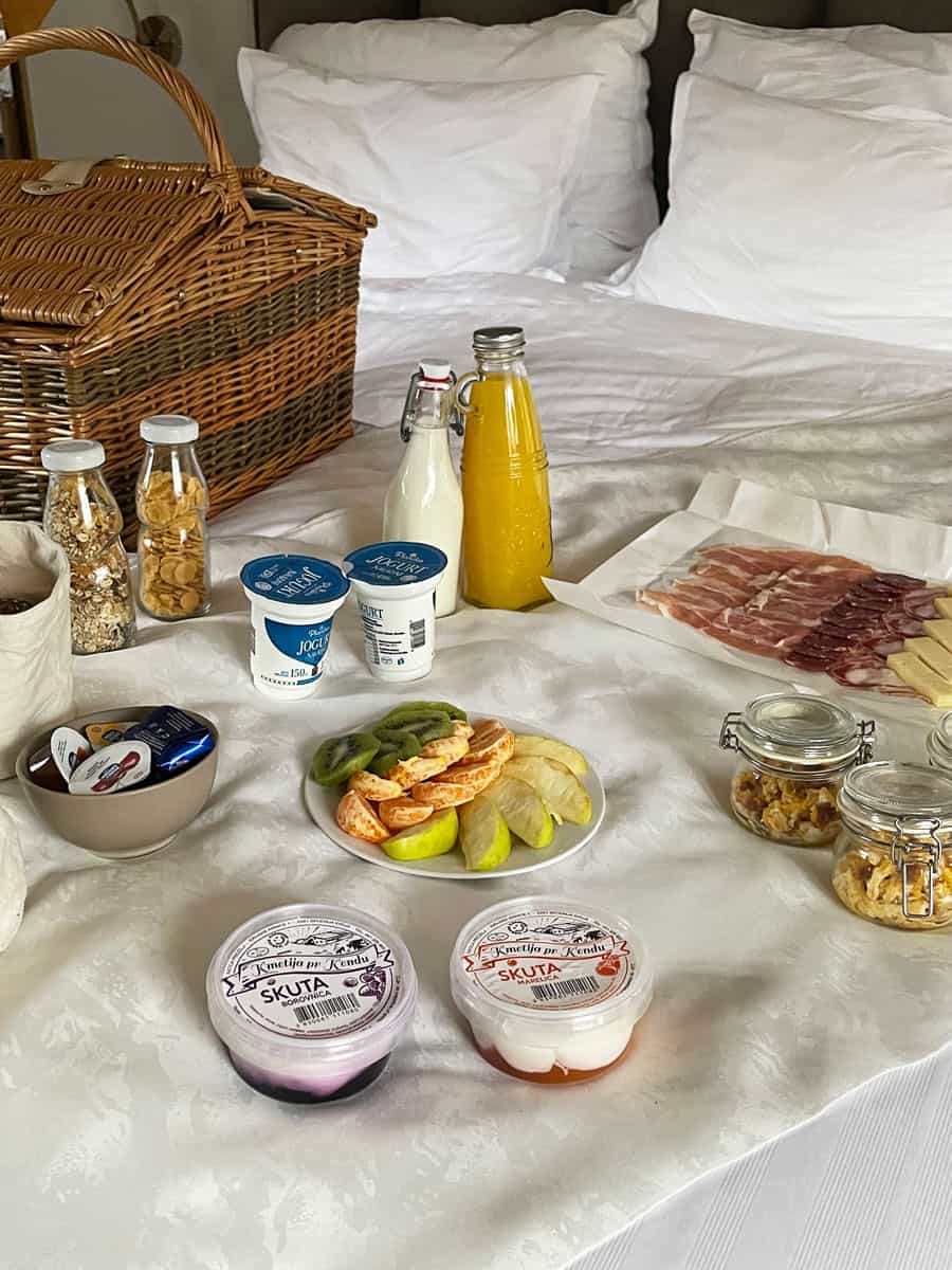 Pikol Lake Village: glamping galleggiante in Slovenia 27 Picnic in camera