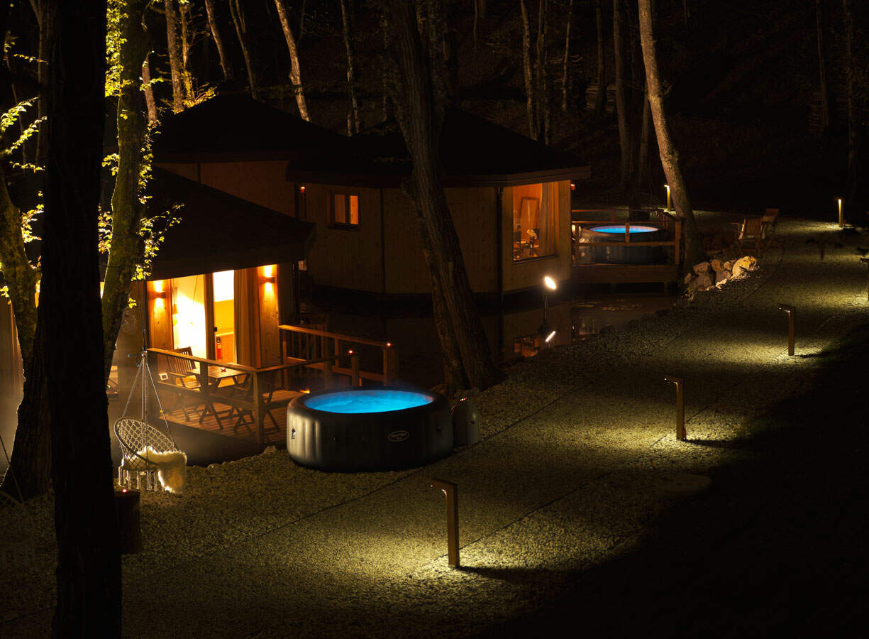 Pikol Lake Village: glamping galleggiante in Slovenia 2 Pikol illuminato di sera