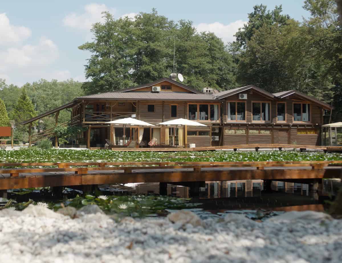 Pikol Lake Village: glamping galleggiante in Slovenia 33 Pikol ristorante