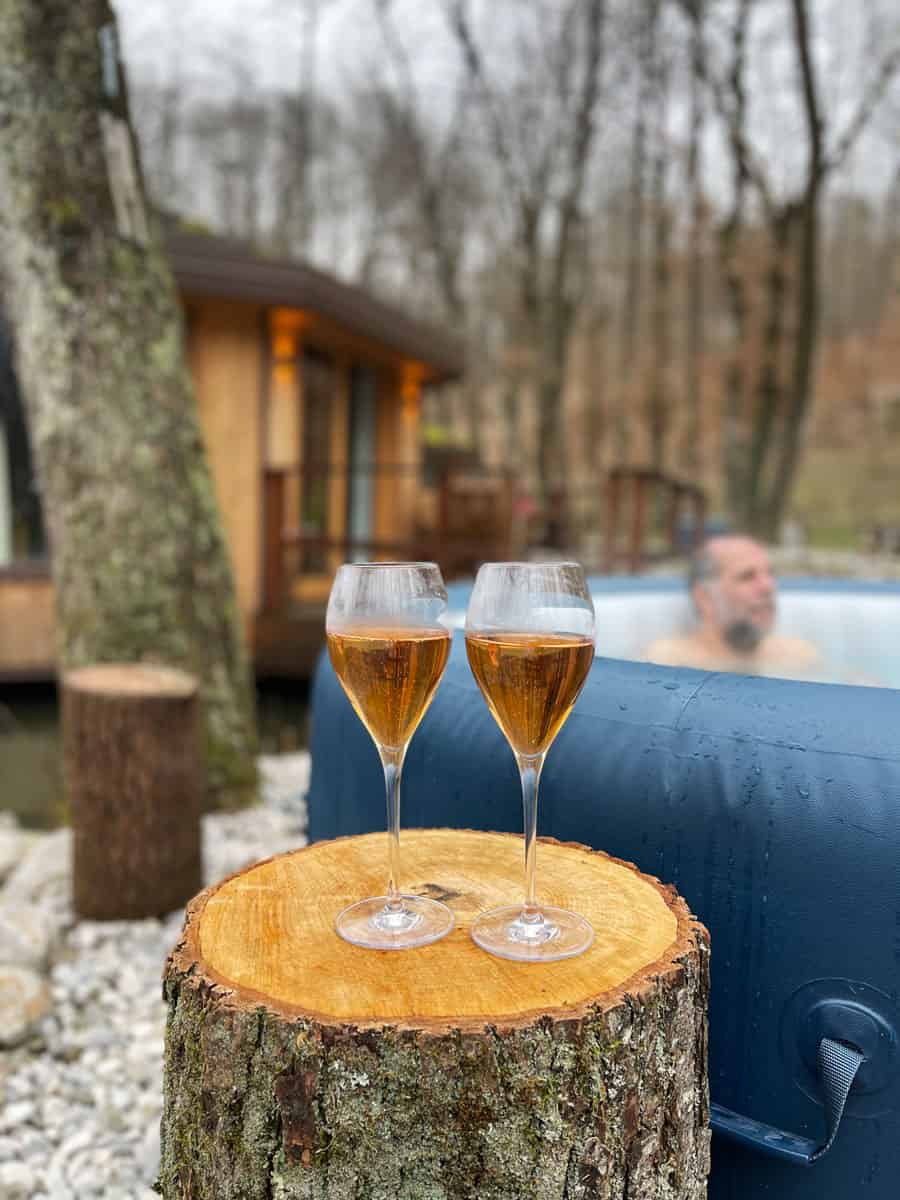 Pikol Lake Village: glamping galleggiante in Slovenia 12 Glamping con hot tub