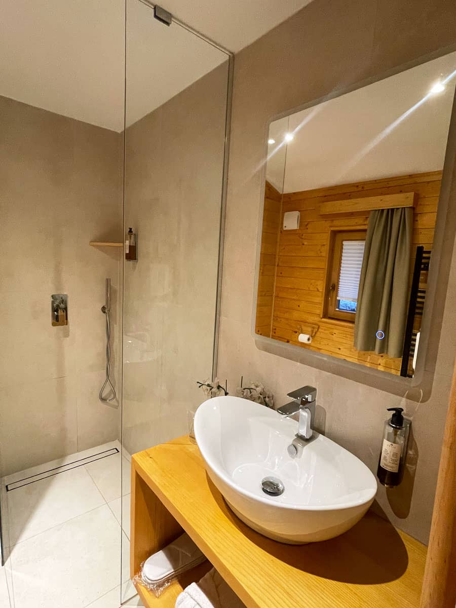 Pikol Lake Village: glamping galleggiante in Slovenia 18 Bagno