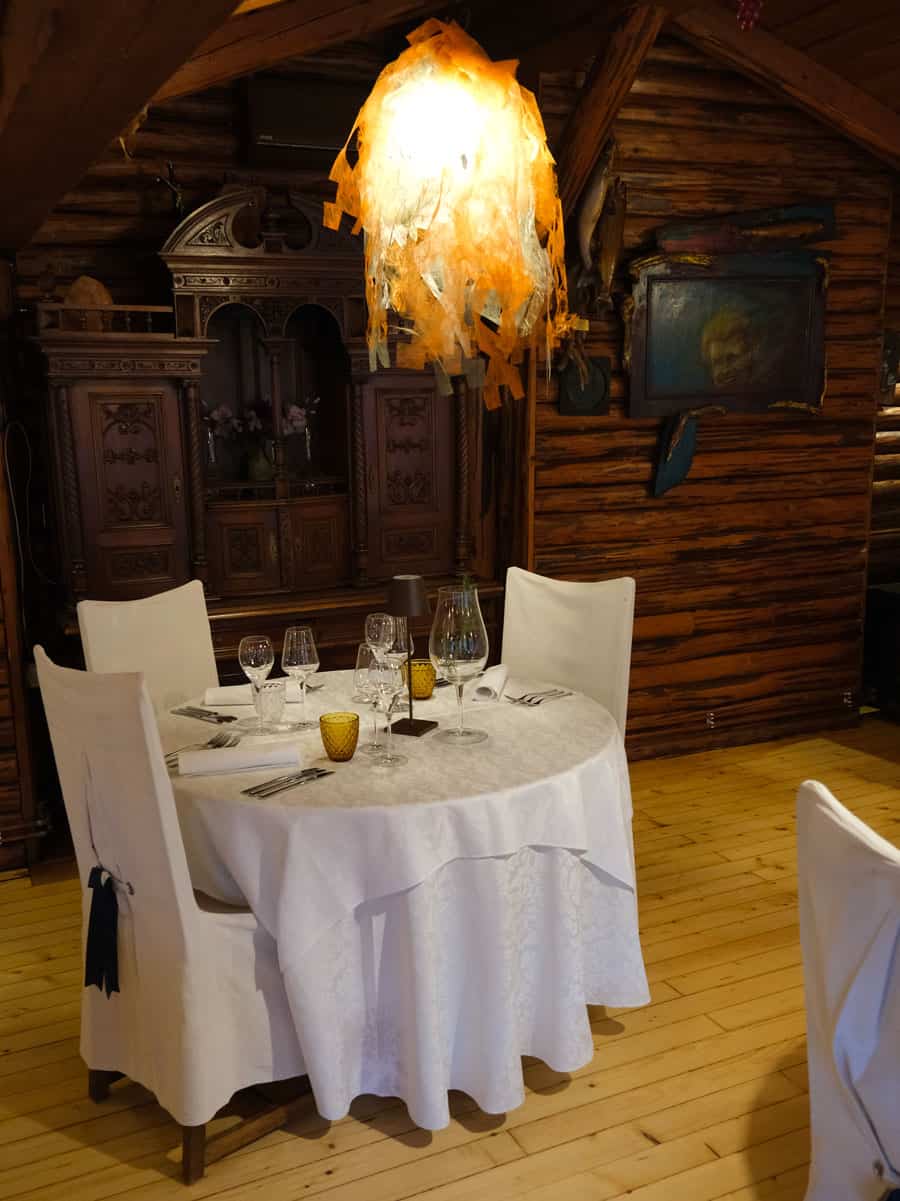 Pikol Lake Village: glamping galleggiante in Slovenia 35 interno ristorante Pikol