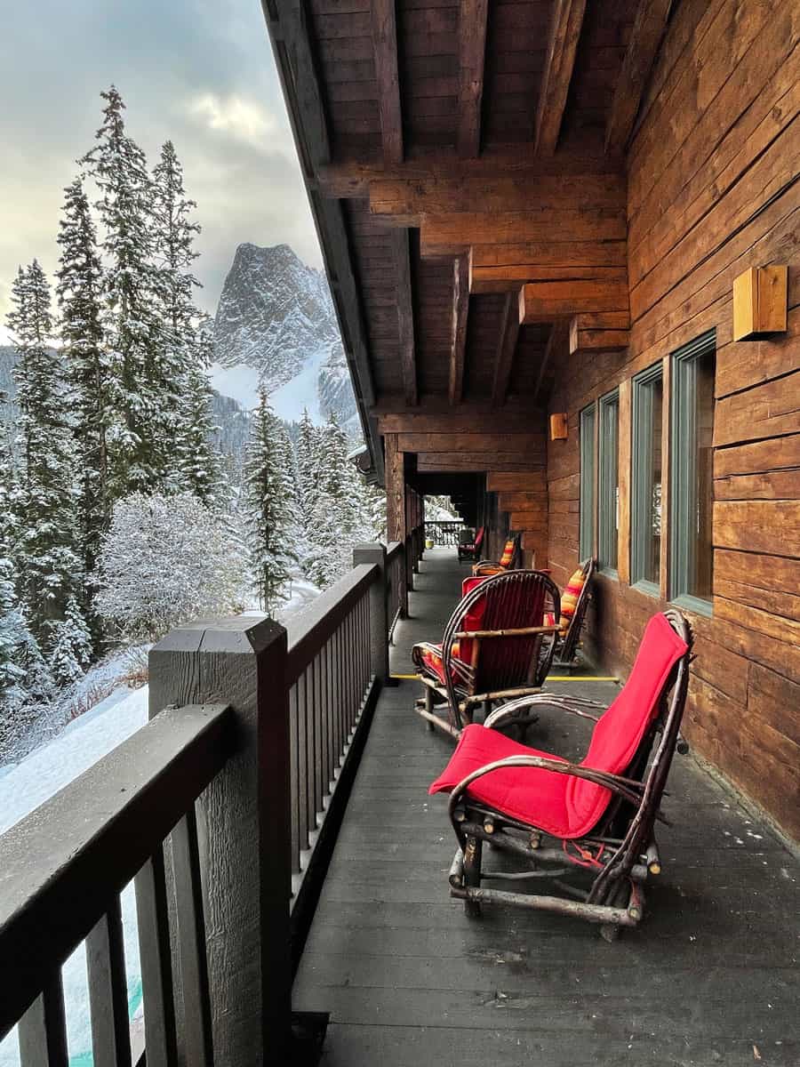 Emerald Lake Lodge: dormire allo Yoho National Park 17 Balcone con vista montagne
