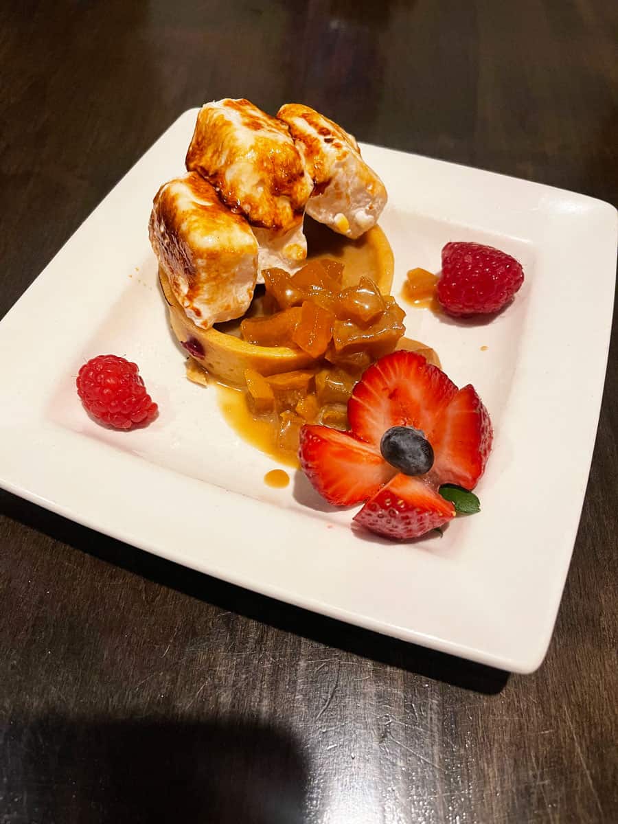 Emerald Lake Lodge: dormire allo Yoho National Park 27 Dolce con frutta e marshmallow