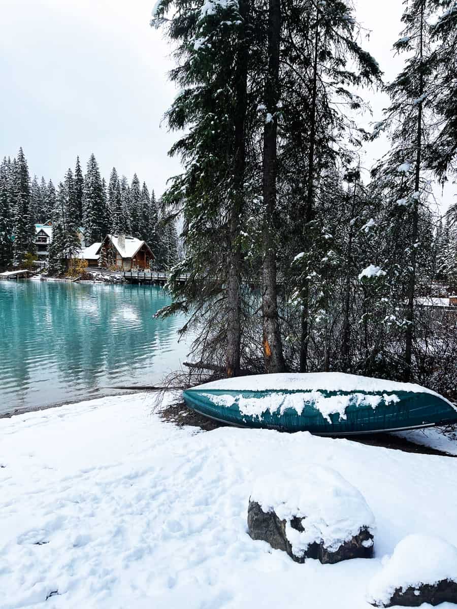 Emerald Lake Lodge: dormire allo Yoho National Park 11 Lago con canoe