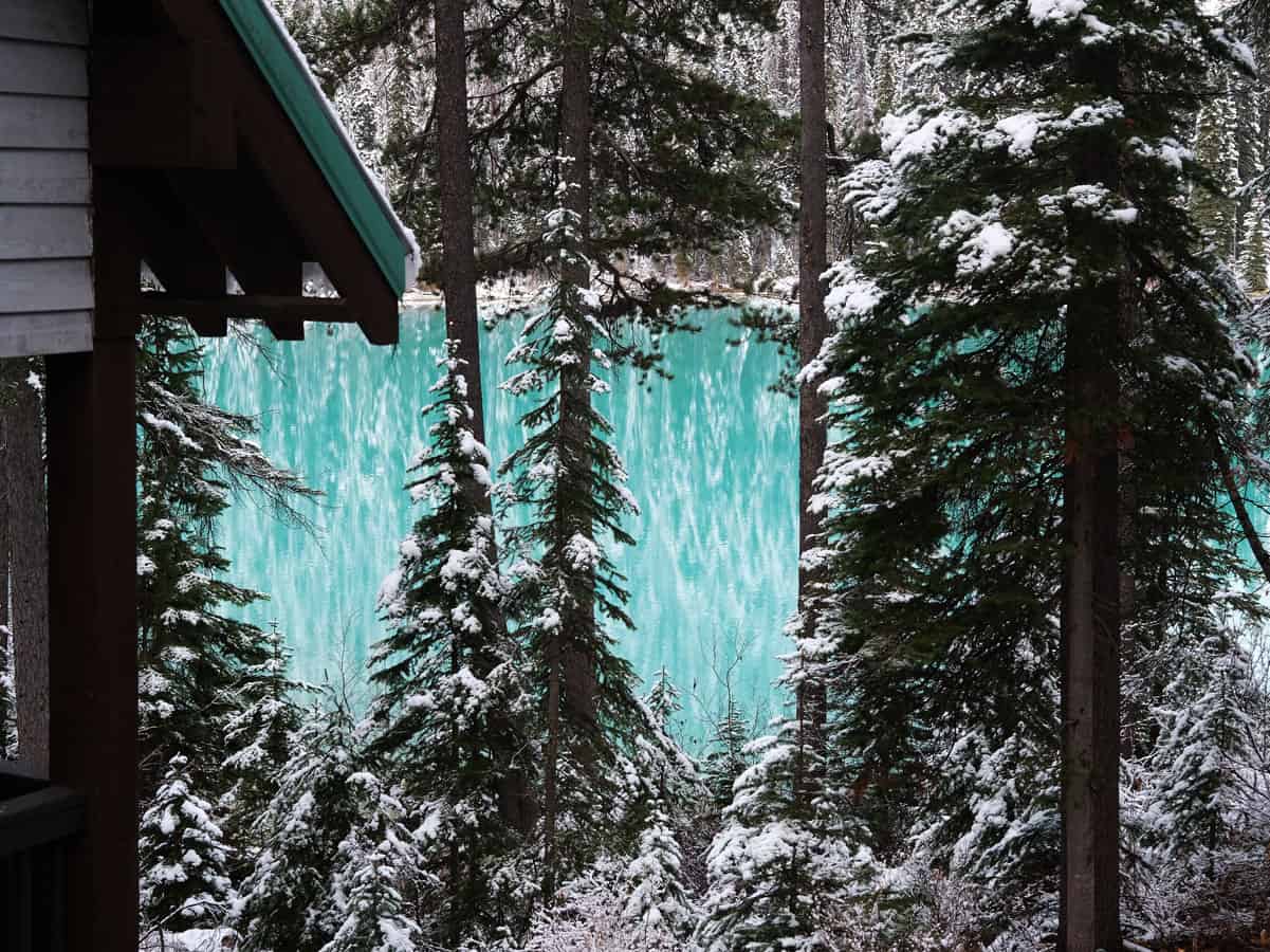 Emerald Lake Lodge: dormire allo Yoho National Park 9 Riverbero lago al mattino