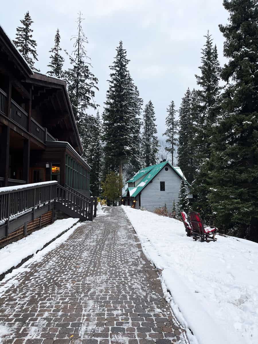 Emerald Lake Lodge: dormire allo Yoho National Park 16 Ingresso esterno
