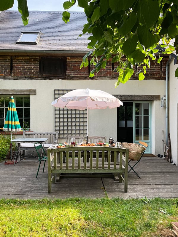 Epicerie du Pape: Dormire vicino a Rouen in una cabane in Normandia 32 Colazione in giardino