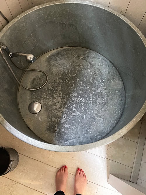 Epicerie du Pape: Dormire vicino a Rouen in una cabane in Normandia 28 Vasca da bagno con catino mucche