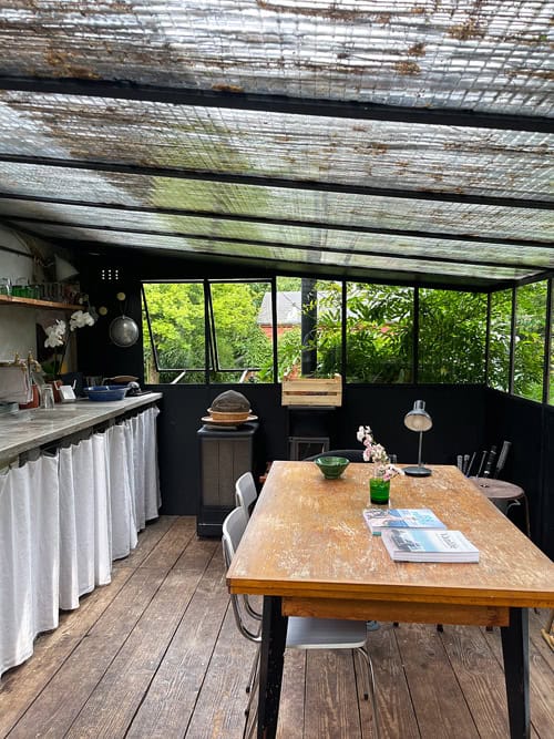 Epicerie du Pape: Dormire vicino a Rouen in una cabane in Normandia 19 Interno veranda dove mangiare