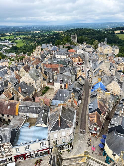 Viaggio in Normandia: itinerario gourmet tra grandi classici e nuovi posti da scoprire 59 Domfront dall'alto