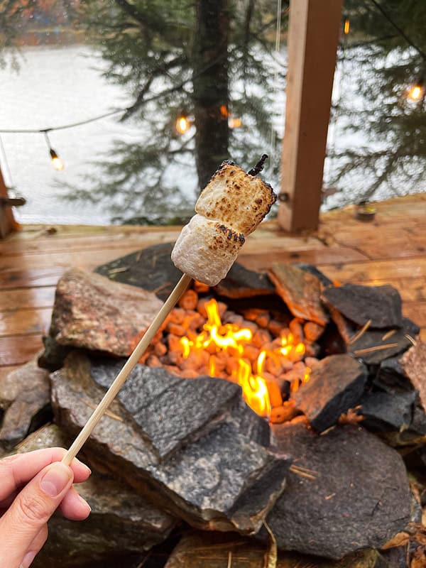 The Water's Edge: dormire in un cottage sul lago esclusivo a Muskoka 16 Bruciare marshmallow