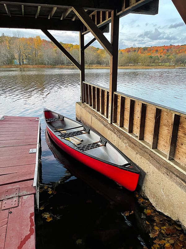 The Water's Edge: dormire in un cottage sul lago esclusivo a Muskoka 24 Canoa canadese