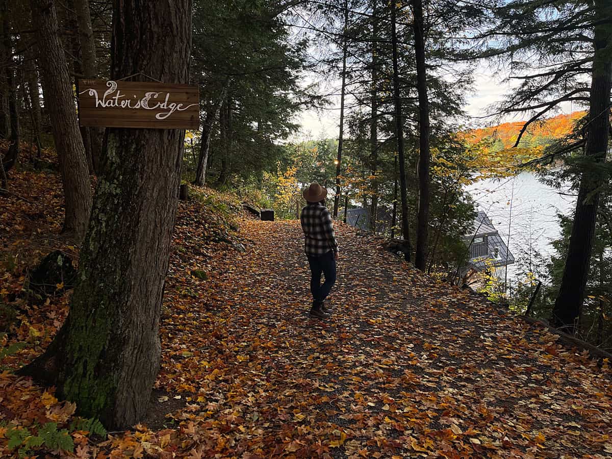 The Water's Edge: dormire in un cottage sul lago esclusivo a Muskoka 2 Sentiero per arrivare al cottage sul lago