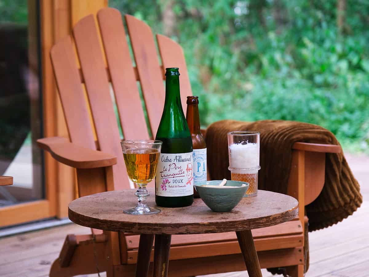 Youza Ecolodge Normandia: dormire vicino Parigi immersi in una foresta 39 Aperitivo con sidro e birra