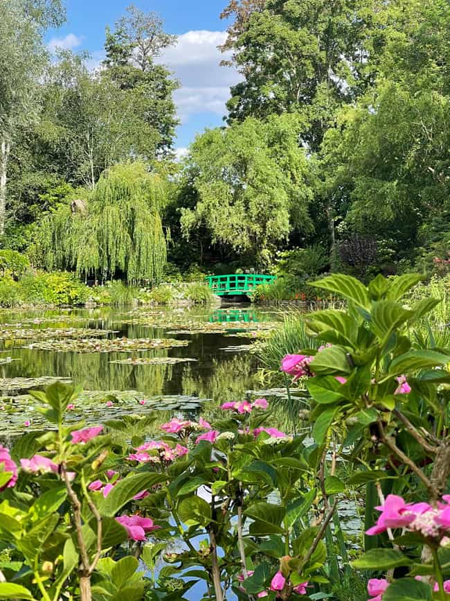 Visitare la Casa di Monet e i giardini a Giverny 33 Giardino ninfee con ponticello