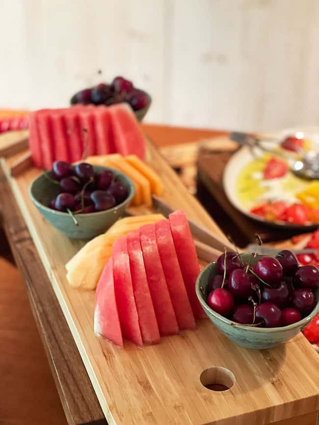 Youza Ecolodge Normandia: dormire vicino Parigi immersi in una foresta 45 Tagliere con frutta