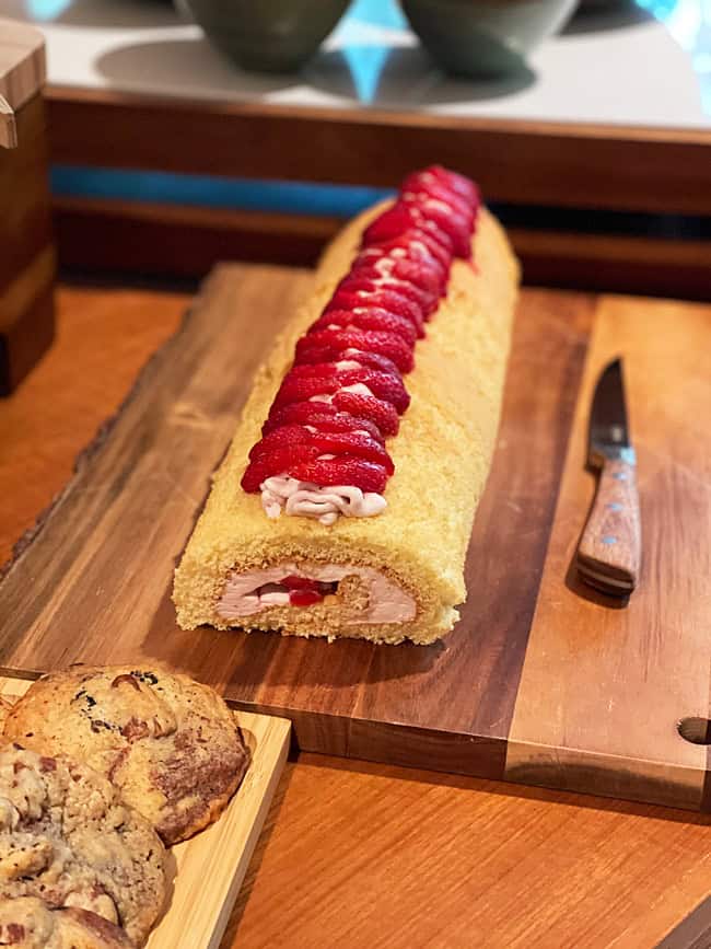 Youza Ecolodge Normandia: dormire vicino Parigi immersi in una foresta 46 Roll con fragole torta