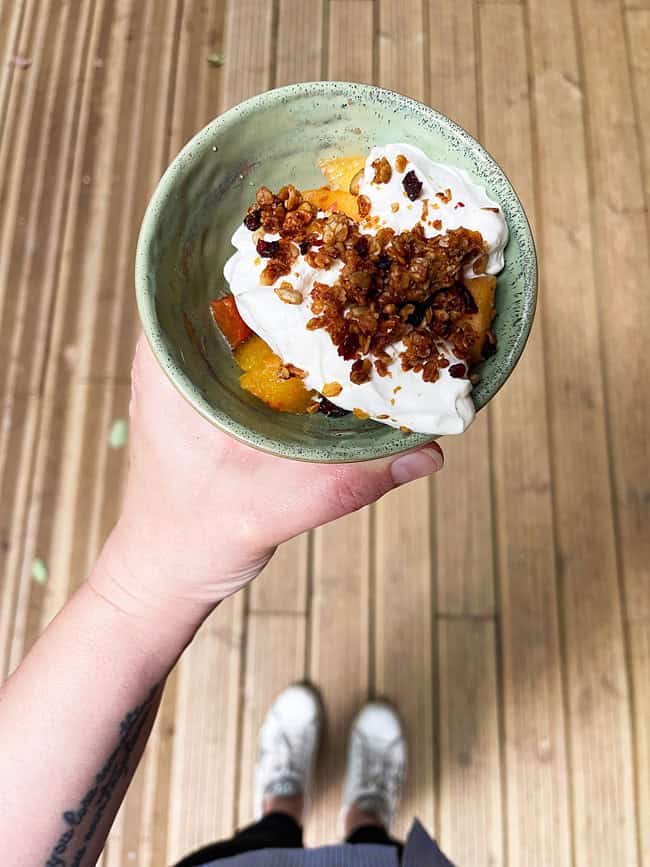 Youza Ecolodge Normandia: dormire vicino Parigi immersi in una foresta 47 Yogurt con granola e frutta