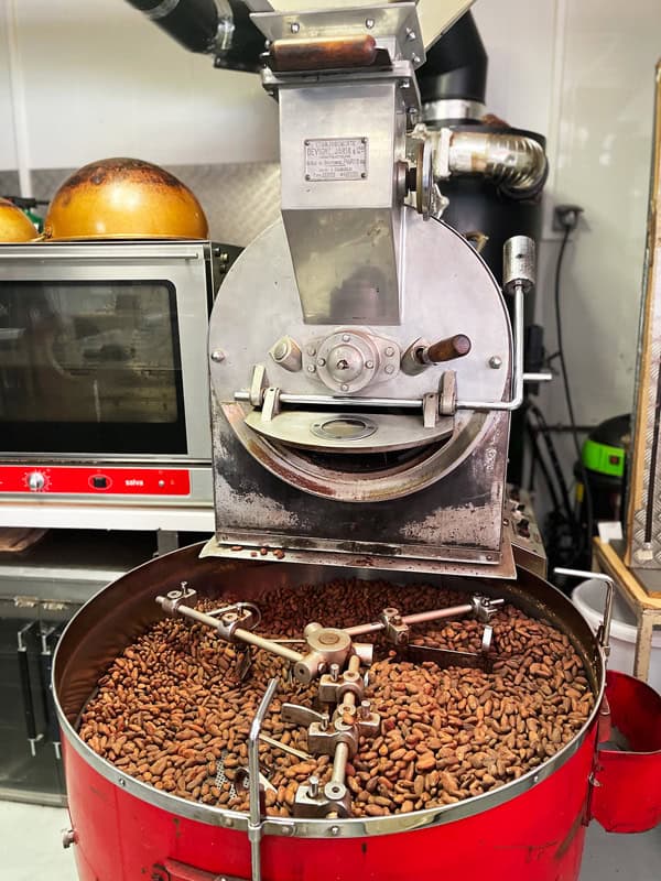 5 esperienze gourmet in Normandia da non perdere 28 Lavorazione fave di cacao