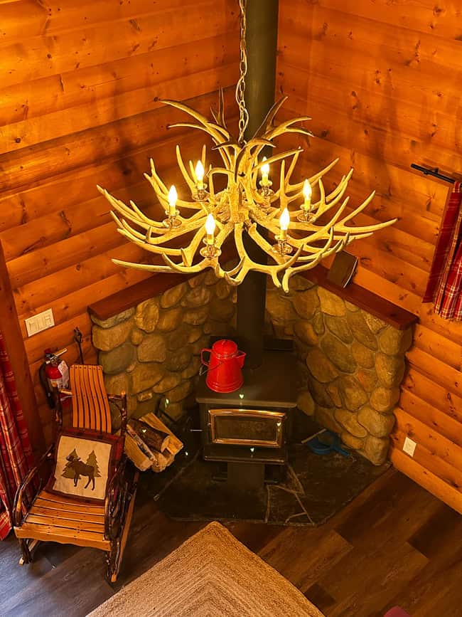 Baker Creek by Basecamp: Dormire al Banff NP nella Bow Valley 28 Interno cabin dall'alto