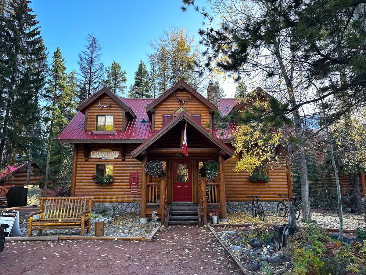 Baker Creek by Basecamp: Dormire al Banff NP nella Bow Valley 14 Reception ingresso Baker Creek
