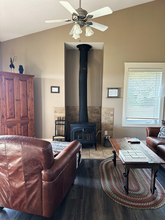 Cosa vedere a Calgary: visita alla città dei cowboy e gateway ai parchi dell’Alberta 102 Cabin Ranch salotto
