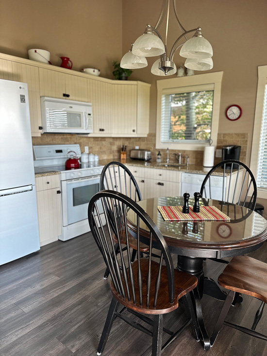 Cosa vedere a Calgary: visita alla città dei cowboy e gateway ai parchi dell’Alberta 104 Cucina cabin vicino Calgary