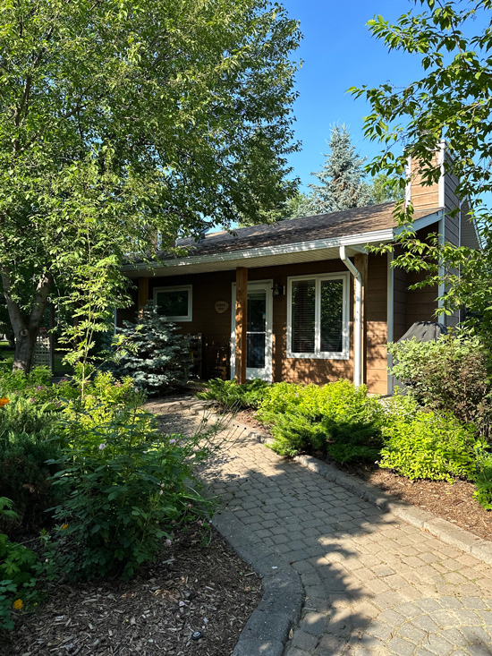 Cosa vedere a Calgary: visita alla città dei cowboy e gateway ai parchi dell’Alberta 105 Esterno cabin vicino Calgary dove dormire