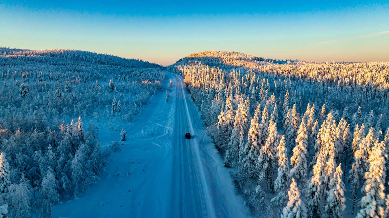 Natale a Rovaniemi: un viaggio originale nel villaggio di Babbo Natale Viaggio indimenticabile in finlandia nel villaggio di babbo natale