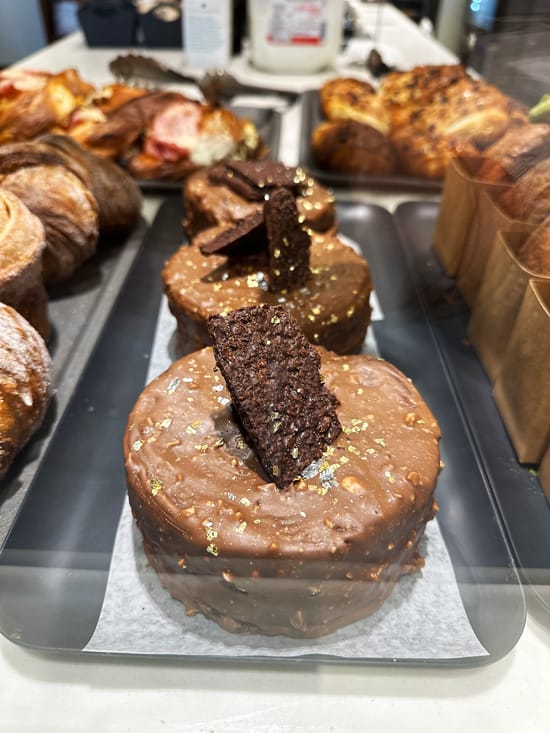 7 locali carini dove fare colazione a Vancouver 42 new York roll ricoperto di cioccolato