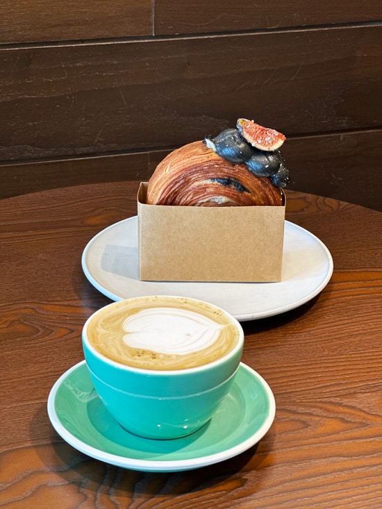 7 locali carini dove fare colazione a Vancouver 45 Cappuccino e New York Roll