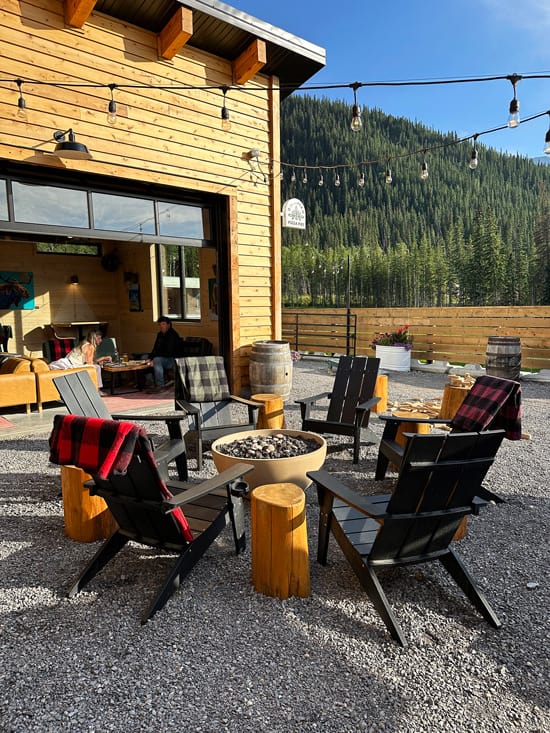Cosa vedere al Jasper National Park, guida completa al parco più selvaggio delle Rockies 71 Folding Mountain Brewing patio