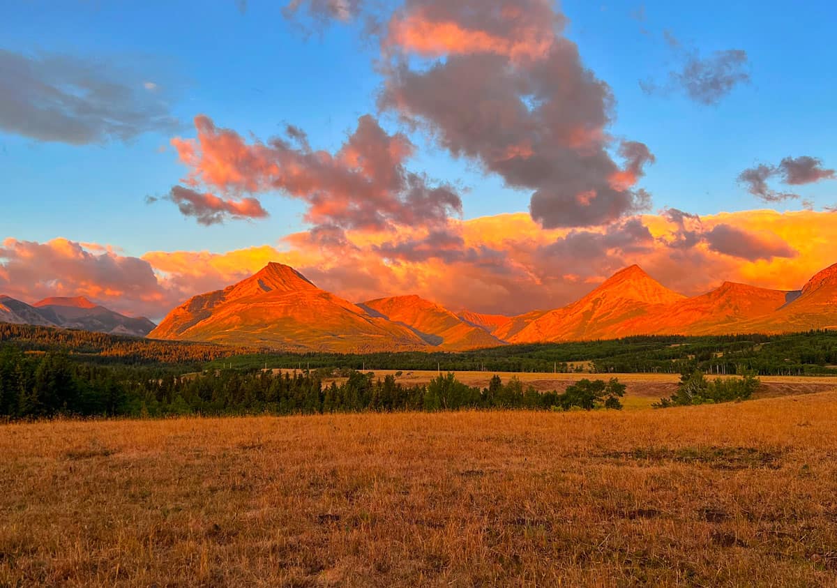 Thanksgiving Ranch: esperienza autentica in un ranch dell’Alberta 13 Tramonto sulle montagne a sud dell'Alberta