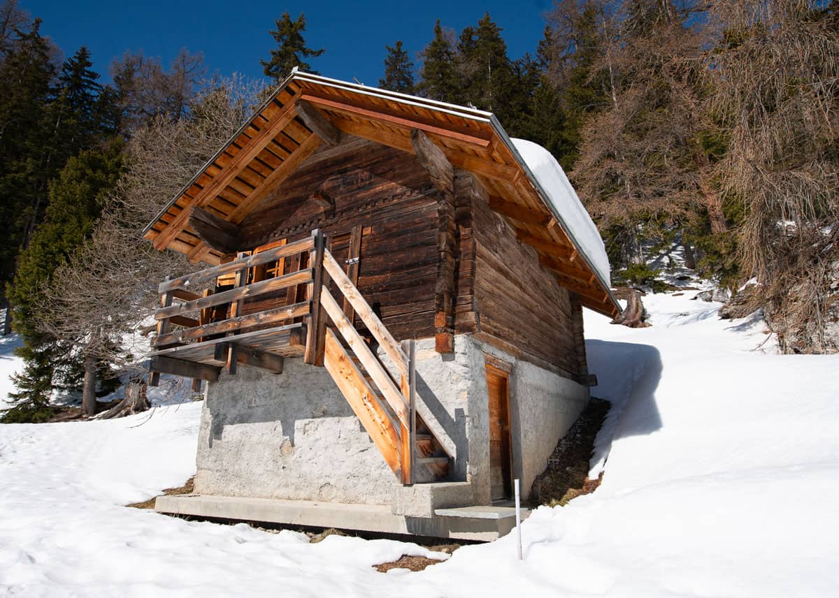 Dormire nella “Cortina” della Svizzera: 4 Hotel a Crans Montana da non perdere 32 Dormire in una baita a Brans Montana