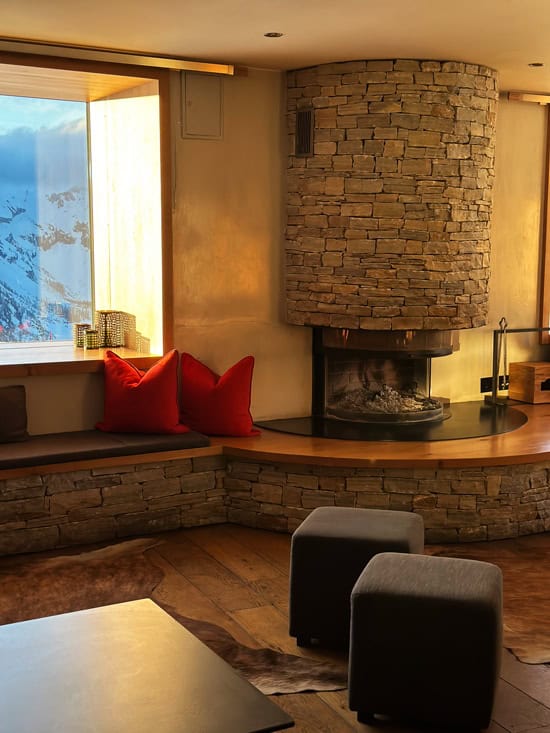 Dormire nella “Cortina” della Svizzera: 4 Hotel a Crans Montana da non perdere 12 Sala comune Chetzeron