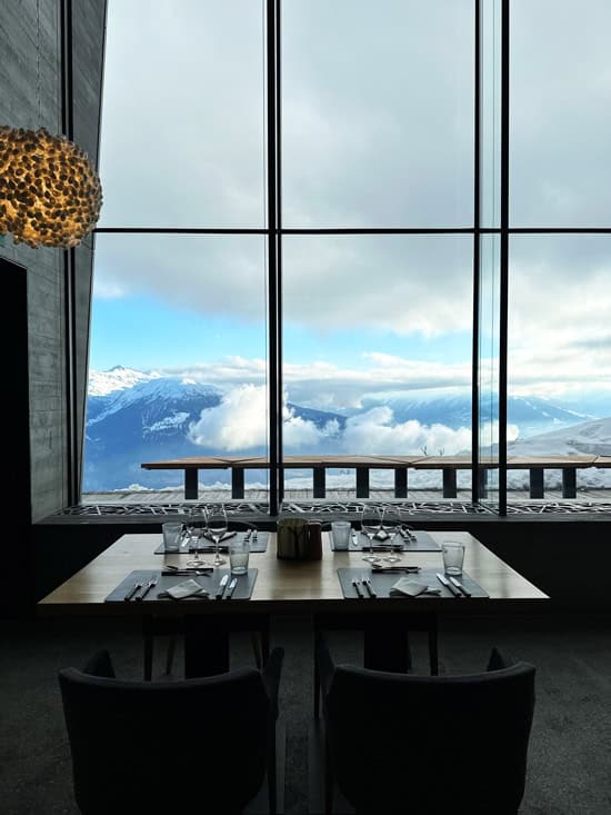 Dormire nella “Cortina” della Svizzera: 4 Hotel a Crans Montana da non perdere 9 Pranzare con vista in Montagna a Crans Montana
