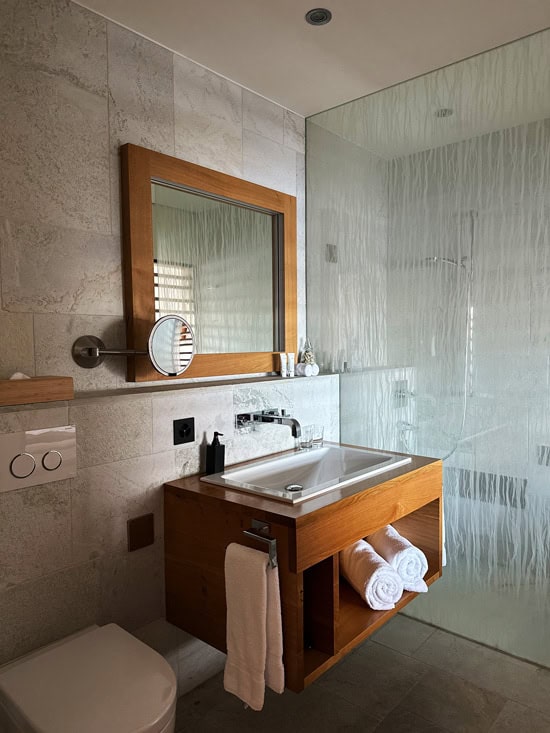 Chetzeron Crans-Montana: dormire a 2112 metri in un'ex stazione delle cabinovie, oggi hotel di design 41 Bagno camera Chetzeron