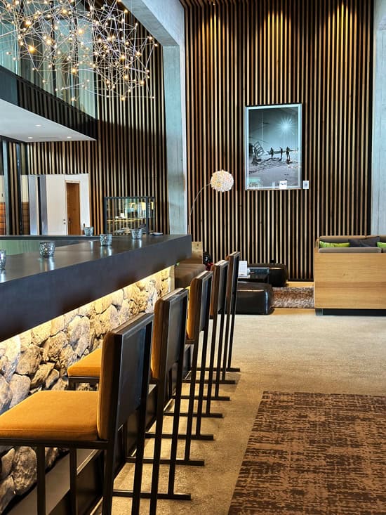 Chetzeron Crans-Montana: dormire a 2112 metri in un'ex stazione delle cabinovie, oggi hotel di design 20 Bar hotel Chetzeron