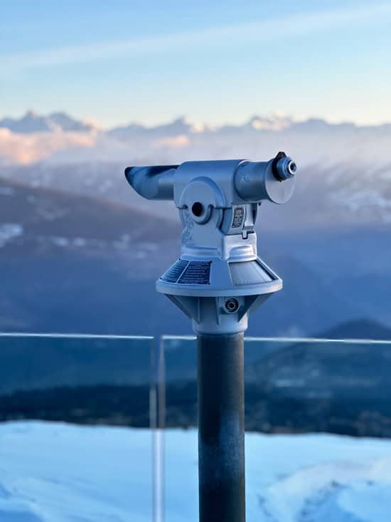 Chetzeron Crans-Montana: dormire a 2112 metri in un'ex stazione delle cabinovie, oggi hotel di design 4 Binocolo terrazza Chetzeron Crans Montana