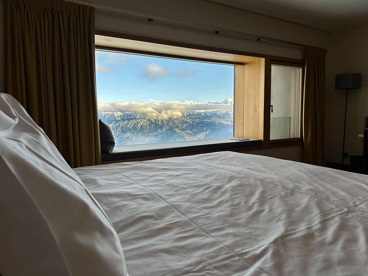 Chetzeron Crans-Montana: dormire a 2112 metri in un'ex stazione delle cabinovie, oggi hotel di design 33 Camere con vista Chetzeron