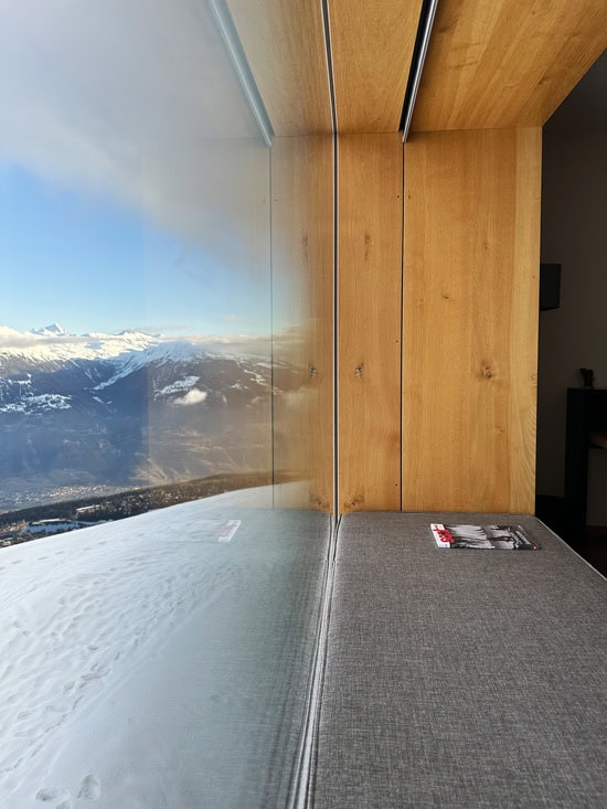 Chetzeron Crans-Montana: dormire a 2112 metri in un'ex stazione delle cabinovie, oggi hotel di design 36 Camera con vista