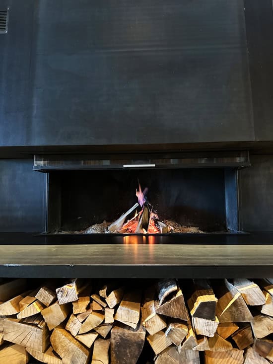 Chetzeron Crans-Montana: dormire a 2112 metri in un'ex stazione delle cabinovie, oggi hotel di design 23 Camino salotto