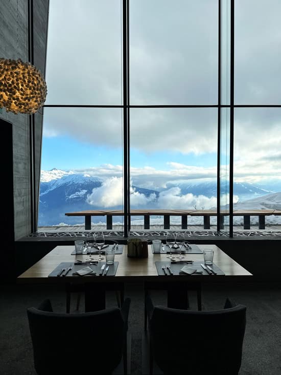 Chetzeron Crans-Montana: dormire a 2112 metri in un'ex stazione delle cabinovie, oggi hotel di design 49 Colazione con vista